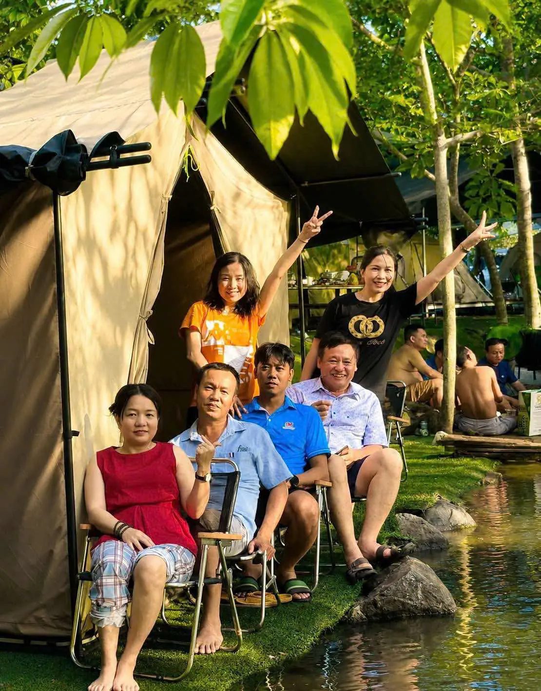 ผู้เข้าพักพักผ่อนข้างเต็นท์ Family ริมลำธาร